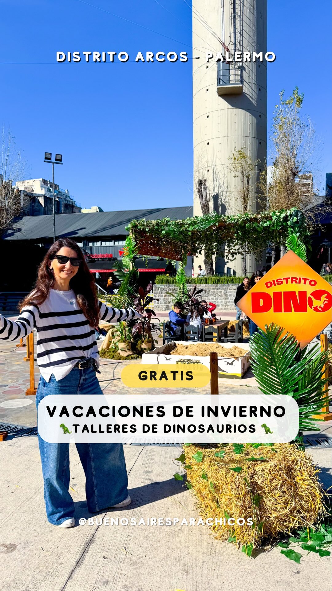 🦖 Jurassic World llega a Distrito Arcos con una experiencia gratuita para estas vacaciones de invierno.Si en casa hay un fanático de los dinosaurios, este plan les va a encantar.Durante el recorrido, los chicos reciben una credencial de Paleontólogo Junior y comienzan una misión recorriendo distintas estaciones. En el laboratorio de paleontólogos reciben una batea de excavación individual donde podrán limpiar un fósil con pinceles, clasificar huesos y descubrir más sobre el trabajo de los paleontólogos. Al completar el recorrido, sellan su credencial.El gran final es un taller de excavación con una caja gigante llena de arena, huesos, herramientas y pinceles para seguir buscando fósiles y sentirse como verdaderos exploradores.📍 Distrito Arcos Premium Outlet
Paraguay 4979, Palermo.📅 Del 23 al 26 de julio y del 30 de julio al 2 de agosto.🕛 De 12 a 18 hs.💰 Actividad gratuita.🚇 Se puede llegar en Subte Línea D (estación Palermo), tren San Martín (estación Palermo) y numerosas líneas de colectivo. También hay estacionamiento pago.🛍️ Después de la actividad también podés recorrer los locales outlet y aprovechar el paseo gastronómico de Distrito Arcos para completar la salida.⚠️ Actividad disponible únicamente durante las vacaciones de invierno.¿Quién tiene un pequeño fanático de los dinosaurios en casa? 🦖Guardá este post para las vacaciones de invierno y compartilo con quien esté buscando planes gratis para hacer con chicos en Buenos Aires.#BuenosAiresParaChicos #VacacionesDeInvierno #JurassicWorld #DistritoArcos #Palermo PlanesConChicos ActividadesGratis QueHacerEnBuenosAires SalidaEnFamilia