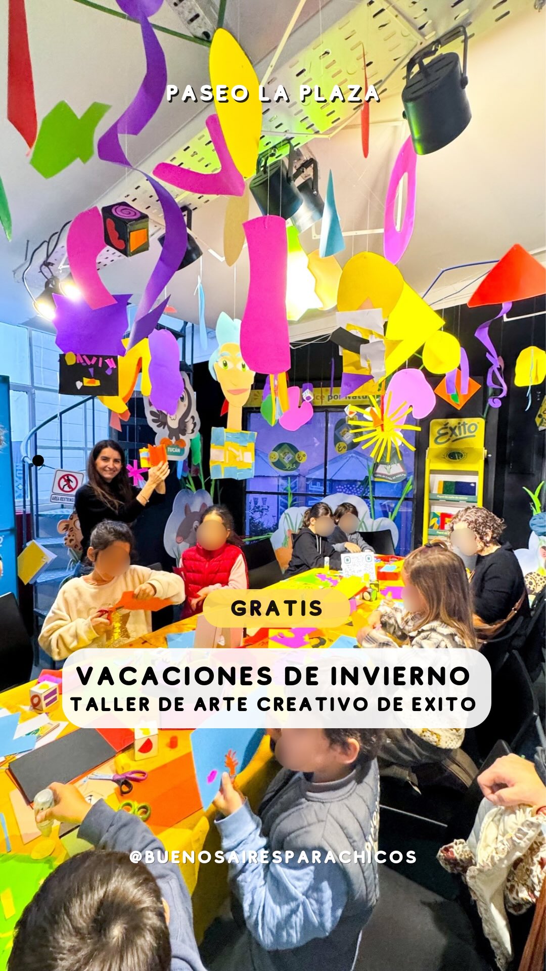 ✂️ Taller gratuito para chicos en Paseo La Plaza durante las vacaciones de invierno 2026.“Un papel dulce por naturaleza” es la propuesta creativa de Éxito dentro de La Plaza de los Chicos: una actividad con todos los materiales incluidos, sin reserva previa y sin límite de tiempo dentro del horario del taller.Es uno de esos espacios que siempre recomendamos porque los chicos pueden crear con total libertad y llevarse a casa algo hecho por ellos mismos.Con papeles de colores pueden dibujar con tijeras, hacer collages inspirados en Matisse, armar mini libritos, cuadros, colgantes o inventar sus propias obras.Y ahí aparece la magia del taller: cada creación es diferente. Algunos chicos trabajan solos, otros comparten materiales y también surgen producciones grupales llenas de ideas.La actividad está acompañada por las chicas de Abran Mancha y se realiza con papel Éxito elaborado a base de caña de azúcar.📍 Dónde: Local 18 de Paseo La Plaza, Av. Corrientes 1660, CABA.
📅 Cuándo: del 18 de julio al 2 de agosto.
🕐 Horario: todos los días de 14 a 18 h.
🎟️ Actividad gratuita.
✂️ Materiales incluidos.
✅ Sin reserva previa.Podés pasar antes o después de una función de La Plaza de los Chicos, combinarlo con una merienda o sumarlo a un paseo por la avenida Corrientes.Paseo La Plaza tiene patios, teatros y espacios para sentarse, así que también es una buena opción para bajar un cambio en medio de una tarde de vacaciones.Guardalo porque es de esos datos que te salvan un plan y compartilo con otra familia que disfrute de las propuestas creativas.@exito_okℹ️ La actividad está sujeta a la capacidad disponible del espacio. Recomendamos consultar cualquier actualización antes de asistir.#VacacionesDeInvierno #TalleresParaChicos #PaseoLaPlaza #PlanesConChicos #BuenosAiresParaChicos
