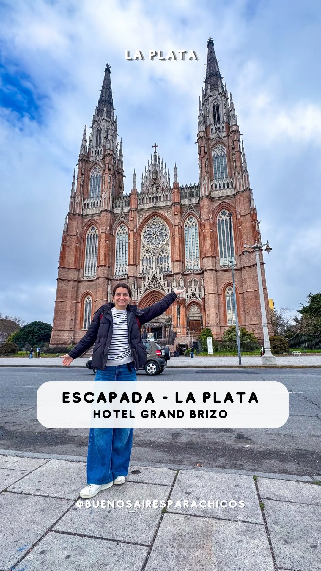🏛️ Una escapada a La Plata con chicos es un planazo a menos de una hora de Buenos Aires.En un fin de semana pueden recorrer:✨ La Catedral y Plaza Moreno.
🦕 El Museo de Ciencias Naturales.
🪐 El Planetario de la UNLP.
🤸‍♀️ Un parque de camas elásticas, a solo una cuadra del hotel.
🌳 Y nos quedó pendiente la República de los Niños porque nos tocó lluvia… una linda excusa para volver.Para alojarse elegimos @hotelgrandbrizo.lp de @aahoteles, frente al Teatro Argentino y a pasos de la Catedral y Plaza Moreno. La ubicación es ideal para recorrer gran parte de la ciudad caminando.Nos gustaron especialmente las habitaciones, súper cómodas, el desayuno buffet con muchísima variedad y Tierra Restaurante, una muy buena opción para almorzar o cenar, incluso si no están alojados. Además, el hotel cuenta con pileta cubierta, spa y sauna para relajarse después de un día de paseo.🎁 Promociones de vacaciones de invierno
✔️ 20% OFF en estadías de 2 noches o más.
✔️ Welcome drink para 2 personas.
✔️ Desayuno buffet.
✔️ Acceso al spa.
✔️ Family Plan: 30% OFF en la segunda habitación para menores de 18 años.📍 Grand Brizo La Plata
Av. 51 N.º 715, frente al Teatro Argentino.ℹ️ Toda la información sobre las promociones y las reservas está en el link de la descripción.