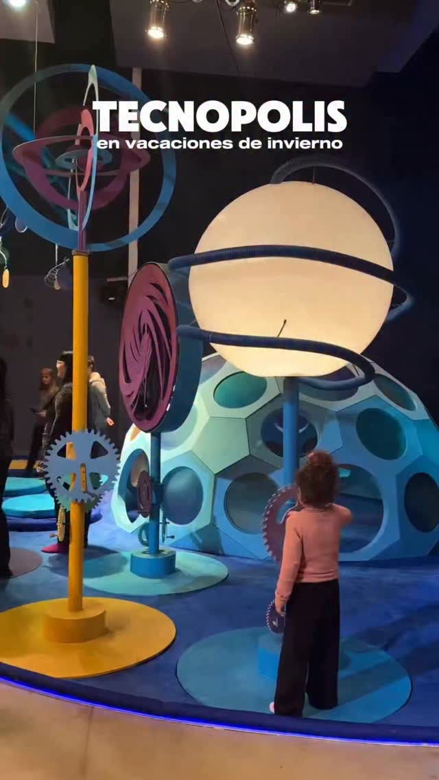 🤖🦖 Vuelve Tecnópolis
Tecnópolis 📍Av. Juan Bautista de la Salle 4500 (ingreso peatonal) 🚗 Av. Juan Bautista de la Salle 4601 (ingreso vehicular) Villa Maipú, Buenos Aires 📆 20 de Julio al 02 de Agosto 🕣 Lunes a Domingos 13-17 hs 🚨 Entrada sin costo con cupo limitado 🎟️ Tickets se reservan en la web 🤩
💛 Cultura, ciencia, tecnología, deportes, experiencias interactivas, gastronomia, espacios verdes, plazas y juegos 🥳
⭕️Actividades:
☑️Camión Cultural: shows musicales todos los días 13:30/14:30/ 15:30 hs como Cazurros, Desenchufados, AguaFiestas, Ensamble Urbano, Enrulate con Brian, Galaxias, Compañía del Revés, Clari Ceschin, Jungla y jornada especial dedicada al chamamé con “Aquí se baila el Chamamé”
☑️Sala Azul: Cine infantil con proyecciones todos los días 13:30 y 15:30 hs
☑️Ajedrecear: taller de ajedrez para niños todos los días
☑️ Espacio deportivo todos los días☑️ Sector Inflables todos los días☑️ Sector de arte y expresión todos los días☑️ Sector de lectura todos los días con entrega de libros infantiles☑️ Feria Gustar: espacio gastronómico de Viernes a Domingos¿Cómo llegar en transporte público?
🚌 Líneas de colectivos: 21, 25, 28, 57, 78, 87, 105, 111, 112, 117, 123, 127, 140, 142, 168, 169, 175, 176
🚆 Trenes: Línea Mitre – Ramal José León Suárez
Estación Migueletes → luego colectivo por Av. Gral Paz / Línea Belgrano Norte Estación Padilla → luego colectivo por Av. Gral Paz / Línea Mitre – Ramal Mitre Estación J.B. Justo → luego colectivo por Av. Gral Paz⛈️ En caso de lluvia el parque permanecerá cerrado¿Cuando van a ir? 👀 Los leemos en comentarios
✔️ GUARDA y COMPARTI el dato 👉Somos @buenosairesparachicos y @luajoajoni
SEGUINOS! 🙌
#vacacionesdeinvierno #tecnopolis #gratis #buenosairesparachicos #luajoajoni