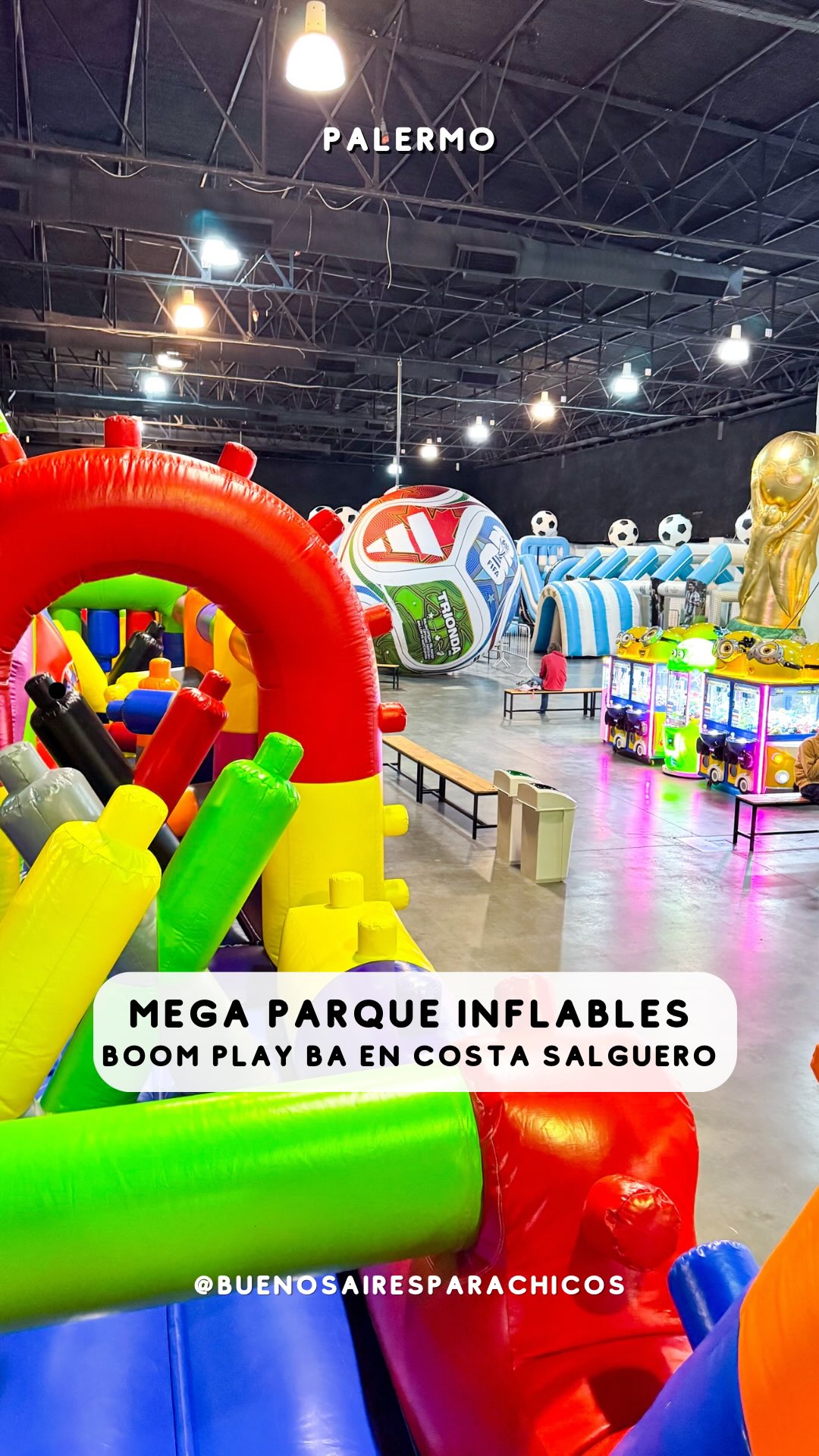 🎈 Boom Play: megaparque de inflables techado en Costa Salguero para las vacaciones de invierno 2026.En un espacio cerrado, calefaccionado y climatizado, vas a encontrar más de 4.000 m² con inflables gigantes para saltar, trepar, deslizarse y gastar energía durante una hora y media.Hay rampas y toboganes enormes, circuitos de obstáculos, palestras para escalar, zonas de salto libre, canchas de fútbol e inflables para distintas edades.También hay juegos mecánicos, como zamba y toro mecánico, personajes animados. Maquinitas y juegos de kermés con premios tienen costo adicional.Los adultos que quieran jugar también pueden hacerlo. Solo paga quien utiliza las atracciones y los acompañantes ingresan sin cargo.Además, hay bancos para descansar, lockers, buffet y se puede llevar equipo matero.📍 BA Ferial, ex Costa Salguero
Av. Costanera Rafael Obligado 1221, Pabellón 6, CABA.📅 Hasta el 2 de agosto.
🕐 Todos los días de 11 a 20:30.
⏱️ Turnos de 1 hora y 30 minutos.
🎟️ Entrada: $25.000.
💳 CUD: ingreso gratuito en el turno de las 11. y tambien hay 2x1 con Club la Nacion en ese turno de las 11 para el publico general
🐣 Recomendado desde los 3 años, abonan entrada a partir de los 2 años aunque pueden ingresar chicos más pequeños si se animan.
👨‍👩‍👧 Acompañantes sin cargo.
🧦 Es obligatorio llevar medias antideslizantes o comprar ahí.
🎫 Entradas online en @boomplay.ba y en la boletería.Al estar completamente techado, es una buena opción para los días de lluvia o mucho frío.Guardalo para estas vacaciones de invierno, compartilo con otra familia y seguime para más Buenos Aires para Chicos.#VacacionesDeInvierno #BuenosAiresParaChicos #BoomPlay #PlanesConChicos #CostaSalguero