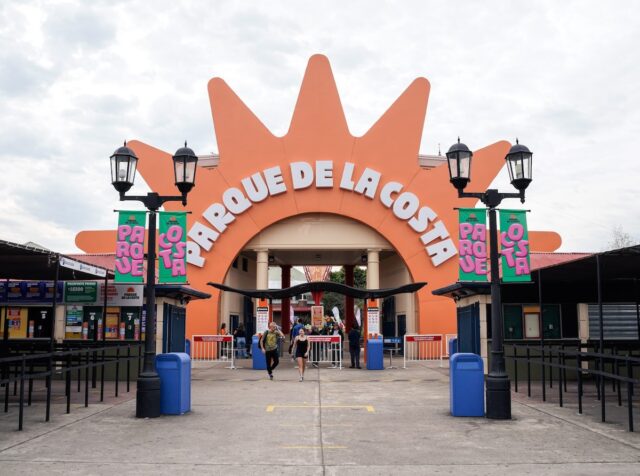 Chicos jugando en el Parque de la Costa durante vacaciones de invierno