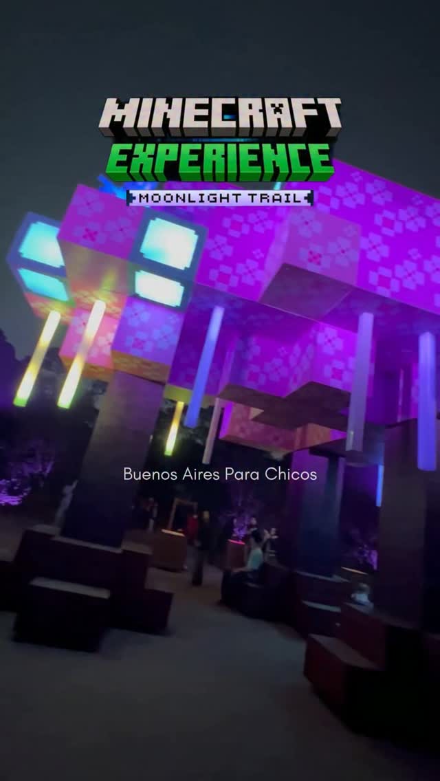 MINECRAFT Experience ⛏️Moonlight Trail🌙
Experiencia inmersiva para fans en Vacaciones de Invierno ❄️Si en casa hay fanáticos posta de Minecraft, este plan es un imperdible.
Minecraft Experience: Moonlight Trail propone vivir Minecraft en el mundo real, de noche y al aire libre, con un recorrido que está muy bien logrado para quienes conocen el juego.
No es solamente una ambientación linda: hay detalles, referencias y guiños que los fans van descubriendo a medida que avanzan.
Durante la experiencia, los visitantes entran como exploradores y recorren distintos sectores inspirados en Minecraft: campamento base, ruinas antiguas, bosque de cerezos, cuevas, minas, cascada luminosa, tormenta sensorial y batalla final.
En el camino hay herramientas para fabricar, recursos para juntar, diamantes para encontrar, mobs, desafíos en equipo y una misión central: restaurar el faro.
Además, quienes asisten reciben una capa digital exclusiva para usar dentro del juego.
Datos importantes
📍 Dónde: Ciudad Universitaria, Pabellón 5
📌 Dirección: Pres. Dr. Raúl Alfonsín s/n, CABA
⏰ Horario: 19 a 22 h
🚪 Ingreso: cada media hora
🕐 Duración: recorrido de cerca de 1 hora
🎟️ Entradas: por Ticketek
🚗 Estacionamiento: se puede comprar anticipado junto con las entradas
🐣 Menores de 2 años: consultar condiciones actualizadas
🍔 Patio gastronómico
🛍️ Merchandising oficial
🎁 Incluye: capa digital in-game de edición limitada para quienes asistan
🧥 Tip BAPC: es de noche y al aire libre, llevá abrigo y revisá el clima antes de salir
ℹ️ Horarios, fechas, precios, accesos y condiciones pueden cambiar. Siempre chequeá la información oficial antes de organizar tu visita.
Guardalo si estás armando agenda de vacaciones de invierno y compartilo con esa familia donde Minecraft ya es tema fijo.
.#MinecraftExperience #MinecraftArgentina #MinecraftBuenosAires #VacacionesDeInvierno #BuenosAiresParaChicos @6pasos @grupostadium @gomezcajepr