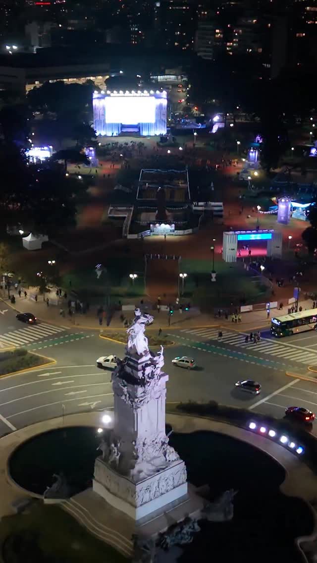 El plan GRATIS para ver el Mundial en pantalla GIGANTE sigue ⚽🇦🇷Plaza Seeber es la sede principal del Buenos Aires Fan Fest, con transmisiones gratuitas durante la fase de grupos.Hay pantalla gigante, patio gastronómico, shows, activaciones y mucho clima mundialista para ir en familia, con amigos o con chicos.📍 Plaza Seeber
Av. del Libertador y Sarmiento, Palermo
🎟️ Entrada libre y gratuita📺 Sábado 20 de junio
14 h: Países Bajos vs. Suecia
17 h: Alemania vs. Costa de Marfil📺 Domingo 21 de junio
13 h: España vs. Arabia Saudita
16 h: Bélgica vs. Irán📺 Lunes 22 de junio
14 h: Argentina vs. Austria
18 h: Francia vs. Irak📺 Sábado 27 de junio
18 h: Croacia vs. Ghana
18 h: Panamá vs. Inglaterra
20:30 h: Colombia vs. Portugal
23 h: Jordania vs. ArgentinaY además está Modo Hincha, que lleva pantallas gigantes a distintos barrios según la fecha.El lunes 22 va a estar en Plaza San Martín, Retiro.
El sábado 27 va a estar en Corrientes y Cerrito, zona Obelisco.Todo gratis, al aire libre y con pantalla gigante.Guardalo para tener la programación a mano.#buenosairesparachicos #planesconchicos #mundial2026 #pantallagigante #buenosairesfanfest imágenes gentileza gcba