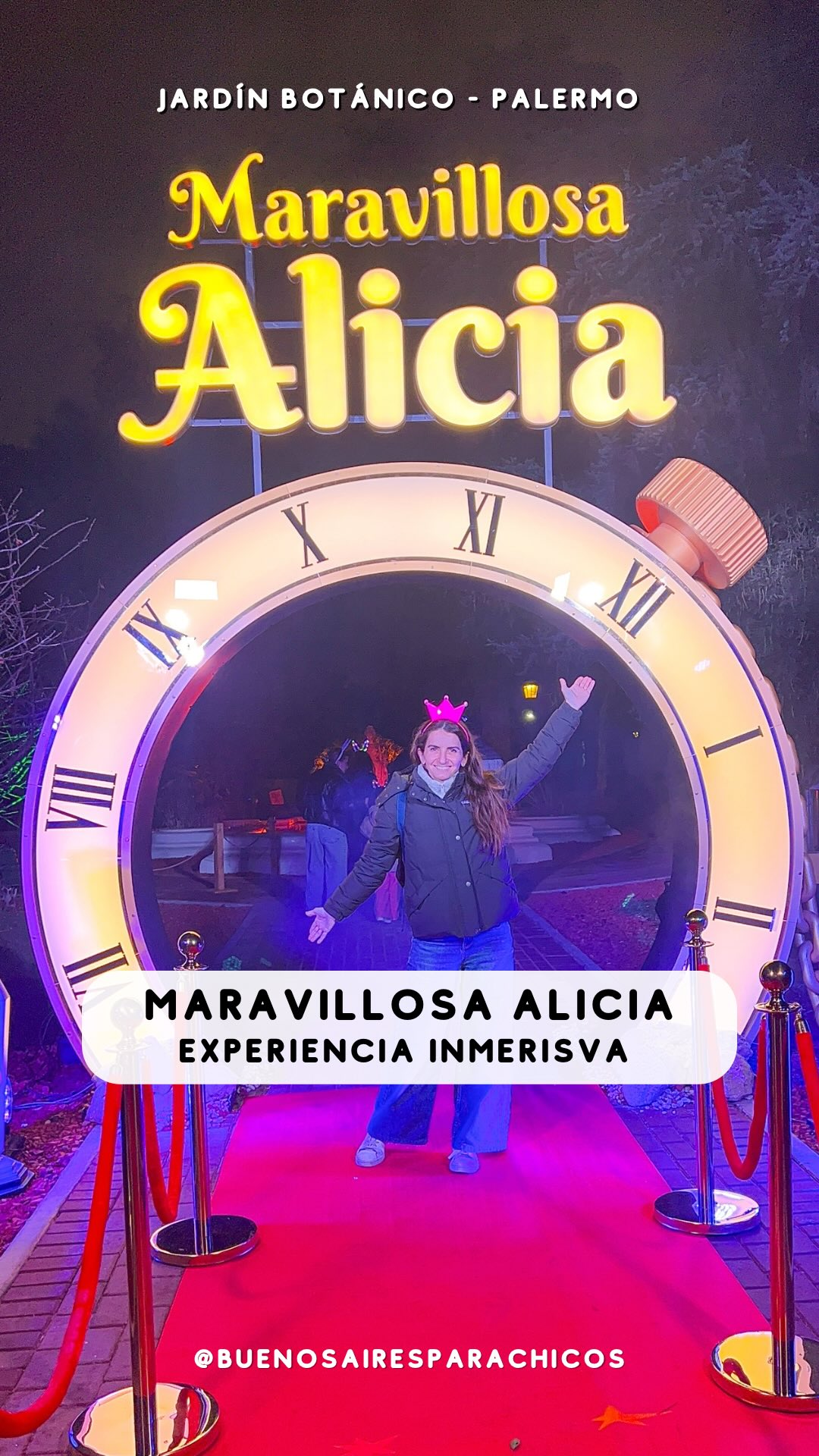 ✨ Maravillosa Alicia llega al Jardín Botánico: una experiencia inmersiva nocturna inspirada en Alicia en el País de las Maravillas.🌿 Desde el 2 de julio, el Jardín Botánico Carlos Thays se transforma de noche con luces, sonido, escenografía, tecnología interactiva y naturaleza en pleno Palermo.🐇 El recorrido dura aproximadamente 1 hora y tiene 12 estaciones para atravesar el cuento: el Conejo Blanco, el Té de Locos, el Jardín de la Reina, el Gato de Cheshire, la partida de ajedrez y más.👨‍👩‍👧‍👦 Es un plan para adultos, jóvenes y chicos. Y si vas en familia, este dato importa: los más chicos tienen un dispositivo adaptado para vivir su propia aventura, sin usar celular ni leer.
📲 También está ALI, una guía por WhatsApp que acompaña el recorrido con audios, contenidos y desafíos. Conviene llevar celular cargado y auriculares.📍 Jardín Botánico Carlos Thays, Palermo.
🗓 Desde el 2 de julio.
🌙 Funciones nocturnas desde las 18 h, con ingreso por turnos.
⏱ Duración: aproximadamente 60 minutos.
🎟 Entradas con fecha y horario fijo en maravillosaalicia.com.ar.
👧 Menores de 14 años ingresan con un adulto.
👶 Menores de 3 años no abonan entrada, pero requieren seguro obligatorio de acceso.
🛍 Hay tienda/shop y espacio de merienda.
♿ La organización informa caminos accesibles, pictogramas y contenidos en Lengua de Señas Argentina.
🧥 Importante: es de noche, al aire libre y en invierno. Andá bien abrigado, con calzado cómodo, celular cargado y auriculares.
🪞 Alicia atravesó el espejo… y esta vez la madriguera queda en Palermo.#MaravillosaAlicia #JardinBotanico #BuenosAiresConChicos #VacacionesDeInvierno #buenosairesparachicos