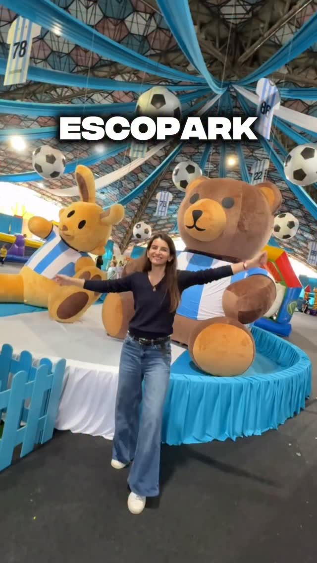 🎡 Escopark ya abrió para estas Vacaciones de Invierno, con inflables gratuitos y atracciones a precios accesibles para disfrutar en familia en Zona Norte.
📍 El parque está dividido en dos predios:
✅ Predio de Domos
📍 Mateo Gelves 1050.
• Domo 1 con inflables gigantes gratuitos.
🎟️ Predio de enfrente
📍 Mateo Gelves 1051.
• Mega parque inflable al aire libre.
• Pista de hielo ecológica.
• Realidad virtual.
• Láser Shoot.
• Juegos mecánicos.
• Otras propuestas para distintas edades.
🍔 Además, hay shows en vivo, patio gastronómico y espacios para pasar gran parte del día en familia.
📅 Del 18 de julio al 3 de agosto.
🕐 Horarios
• Lunes a viernes: de 13 a 18 h.
• Sábados y domingos: de 11 a 18 h.
♿ Jornadas distendidas
Todos los jueves de 10 a 15 h, con ingreso mediante Certificado Único de Discapacidad (CUD).
⚠️ Importante: este domingo Escopark permanecerá cerrado por la final del Mundial.
💰 Precios orientativos
• Inflables del Domo 1: gratis.
• Pista de hielo ecológica, Realidad Virtual y Láser Shoot: $10.000 en efectivo o $11.000 por transferencia.
• Mega parque inflable: 30 minutos $10.000 | 1 hora $15.000 | Pase libre $35.000.
• Resto de las atracciones: $8.000.
💙 La propuesta combina actividades gratuitas con otras aranceladas, para que cada familia pueda elegir cuánto gastar y cómo organizar el día.
📌 Guardalo para estas vacaciones y compartilo con esa familia que siempre está buscando planes para hacer con chicos.
✨ Seguime en Buenos Aires para Chicos para descubrir más planes en Buenos Aires y alrededores.
ℹ️ Los horarios, precios y actividades pueden modificarse. Te recomendamos verificarlos antes de visitar el parque en la cuenta oficial @escobar.municipio
#VacacionesDeInvierno #Escopark #Escobar #PlanesConChicos #BuenosAiresParaChicos